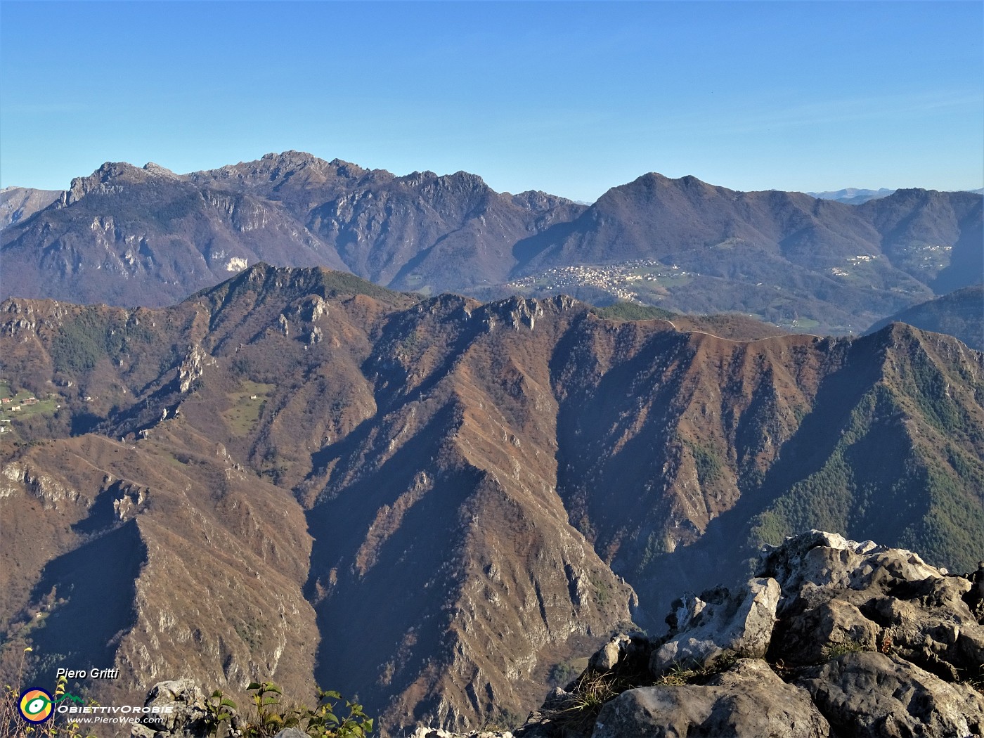 57 Zoom verso il Monte Alben e Suchello anticipati dalla costiera del Monte Rabbioso in primo piano.JPG